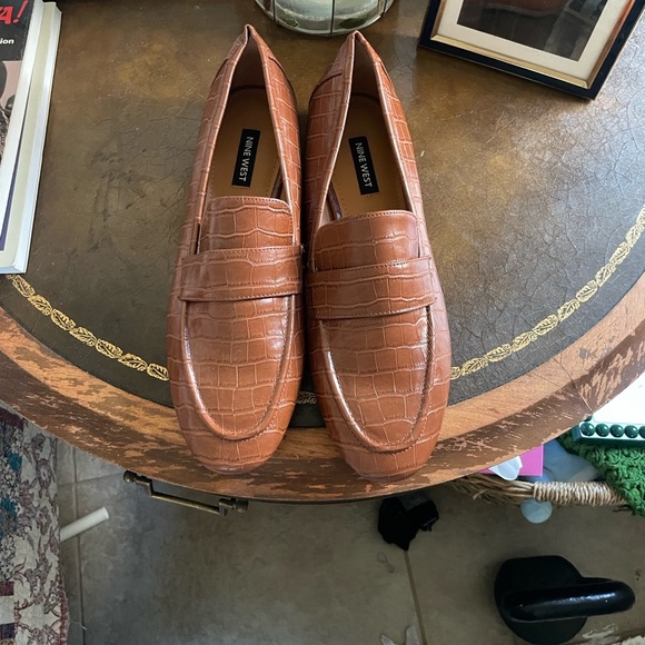 Nine West Gold Flats with Bow Detail - Picture 1 of 4